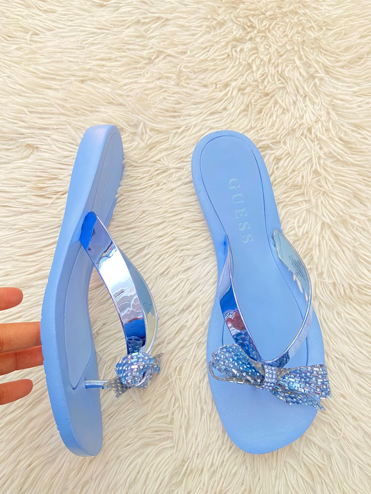 Sandalias GUESS original azul claro con moños en  brillos.