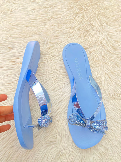 Sandalias GUESS original azul claro con moños en  brillos.