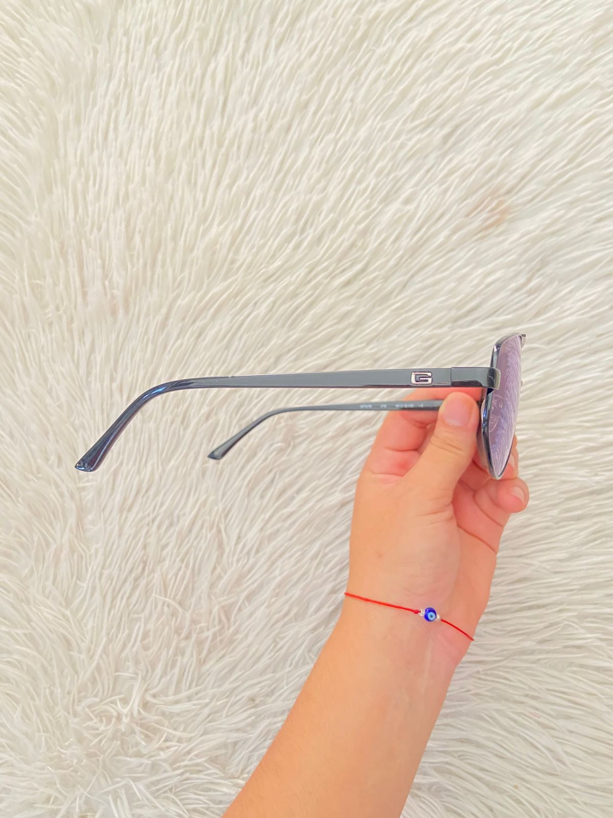 Lentes GUESS Original en color negro con micas oscuras y letra G atras.