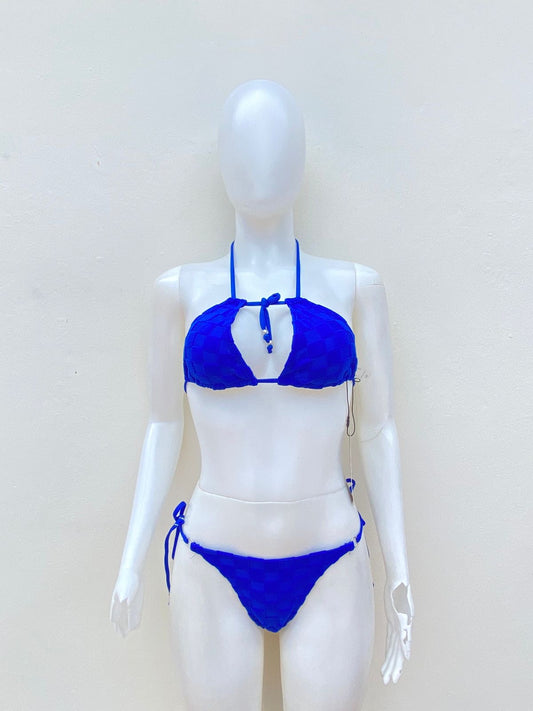 Biquini, azul rey con estampado de cuadros y lazos ajustables.