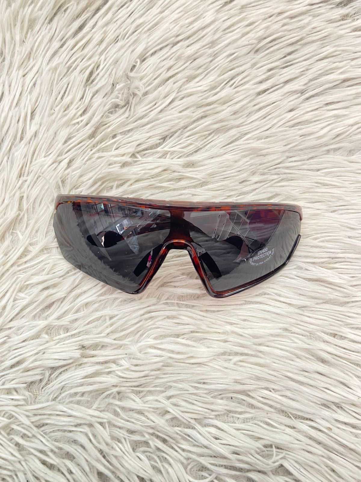 Lentes, negro con micas en color negro y montura en rojo vino con estampado de animal print.