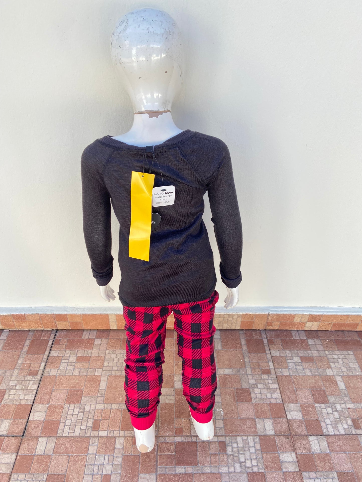 Conjunto/Pijama navidad negro con rojo y estampados de cuadritos, con letras blancas y rojas “DEAR SANTA, I’LL BE GOOD TOMORROW” (Querido Santa mañana estaré bien).