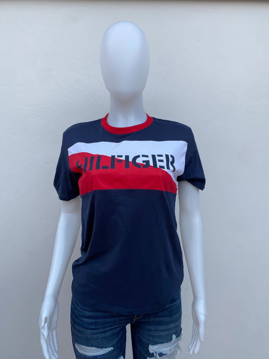 T-shirt Tommy Hilfiger original azul marino con letras HILFIGER en azul marino y rayas roja y blanca.