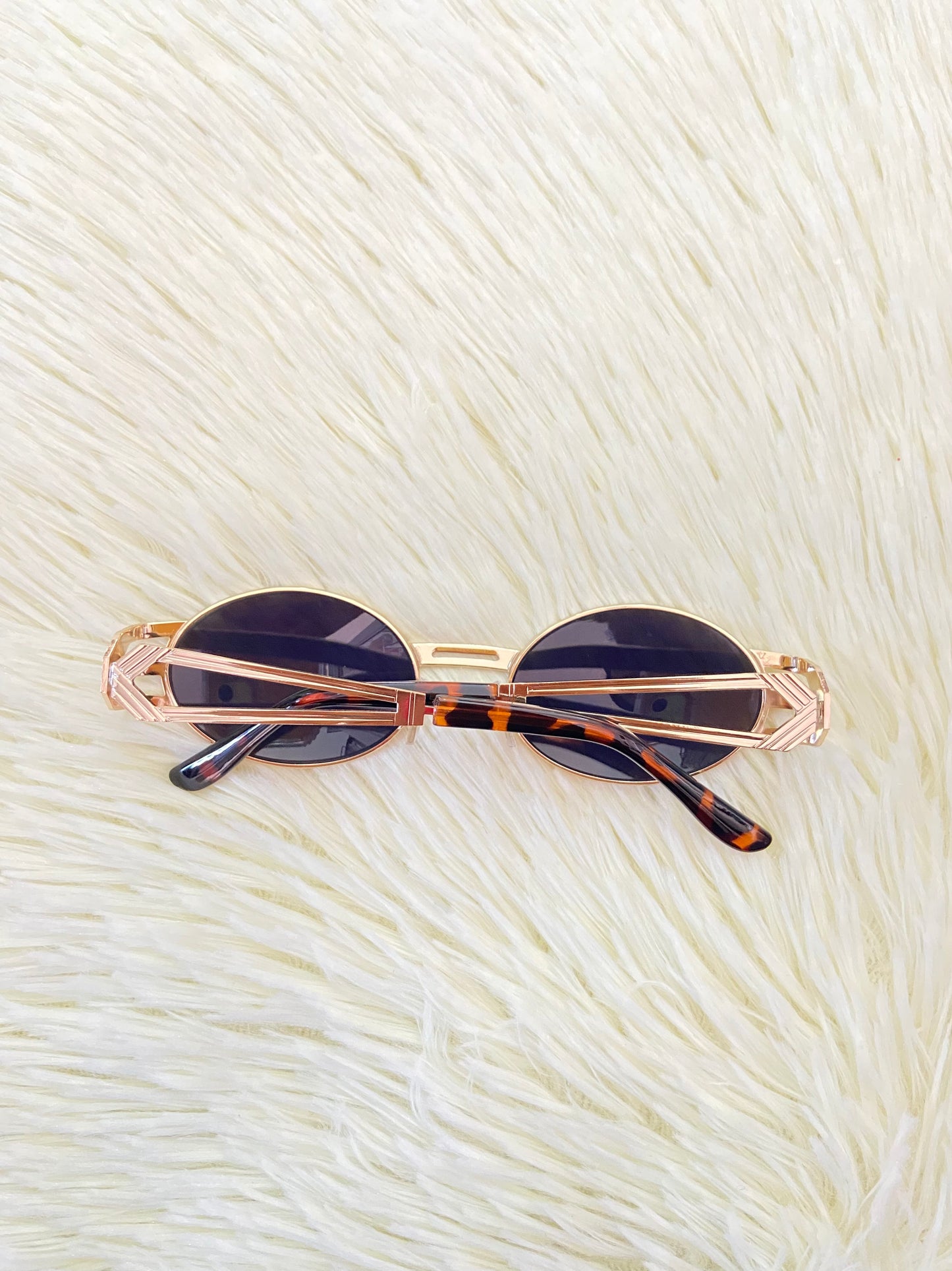 Lentes, negros con montura dorada, estilo ovalo, con protección UV 100-400.
