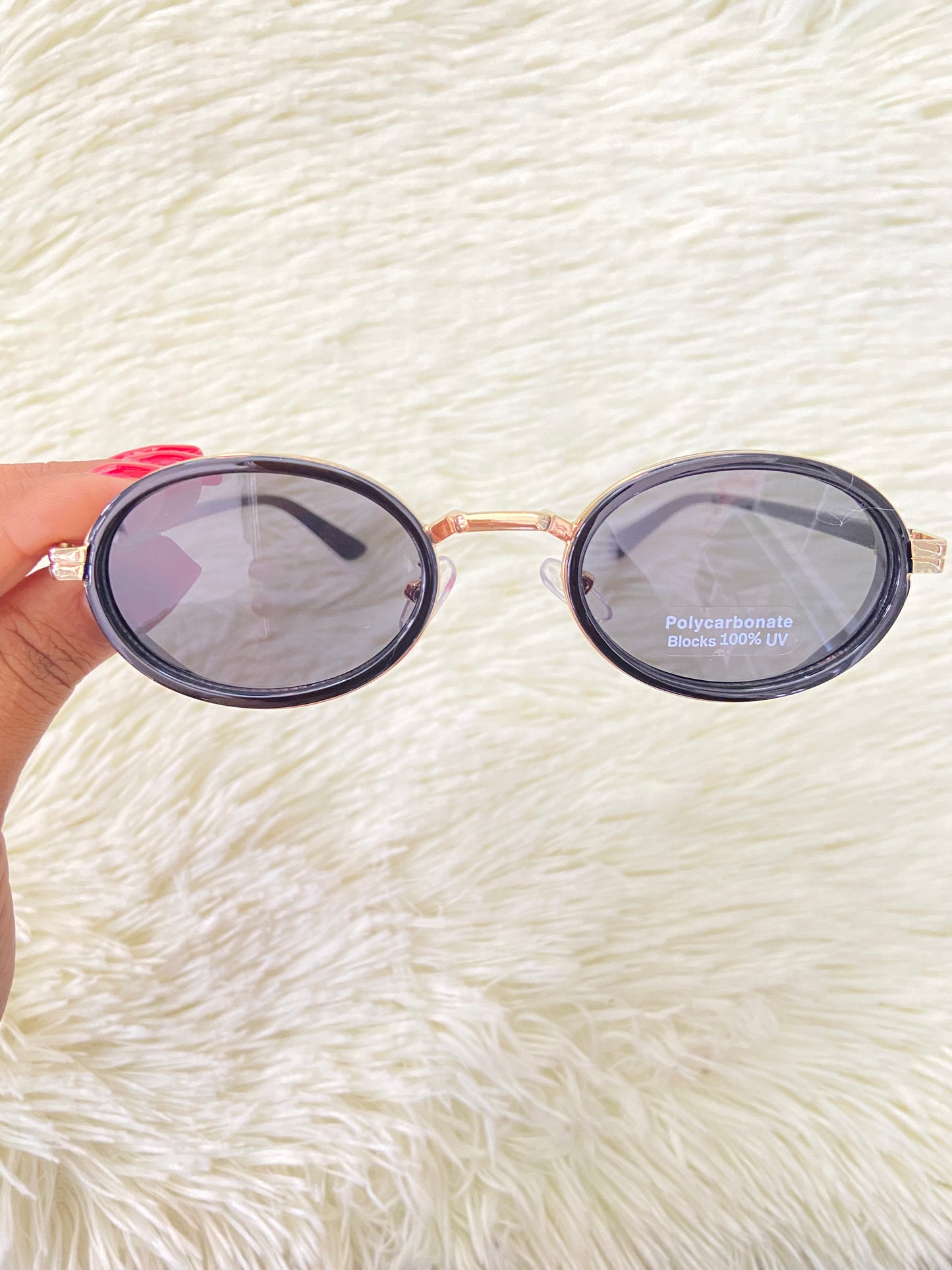 Lentes, negros con montura dorada ovalados, con protección UV 100% Polycarbonate.