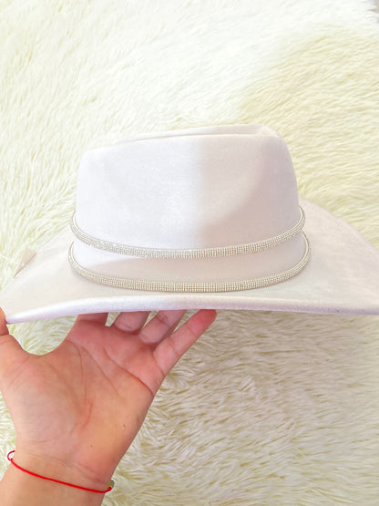 Sombrero, blanco con lazo en color plateado con brillos.
