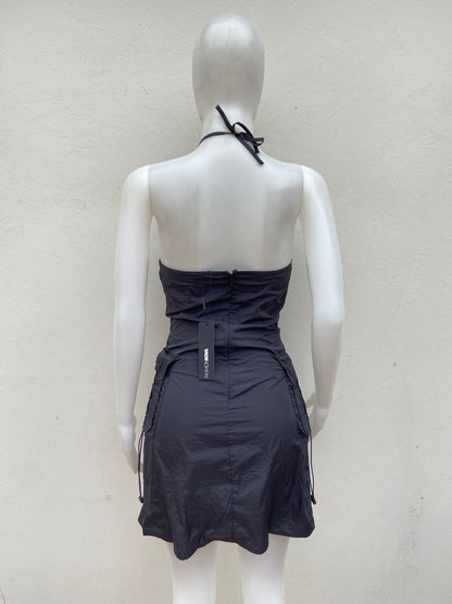 Vestido Fashion Nova negro con bolsillos a los lados• Tirantes ajustables.