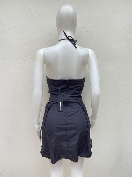 Vestido Fashion Nova negro con bolsillos a los lados• Tirantes ajustables.