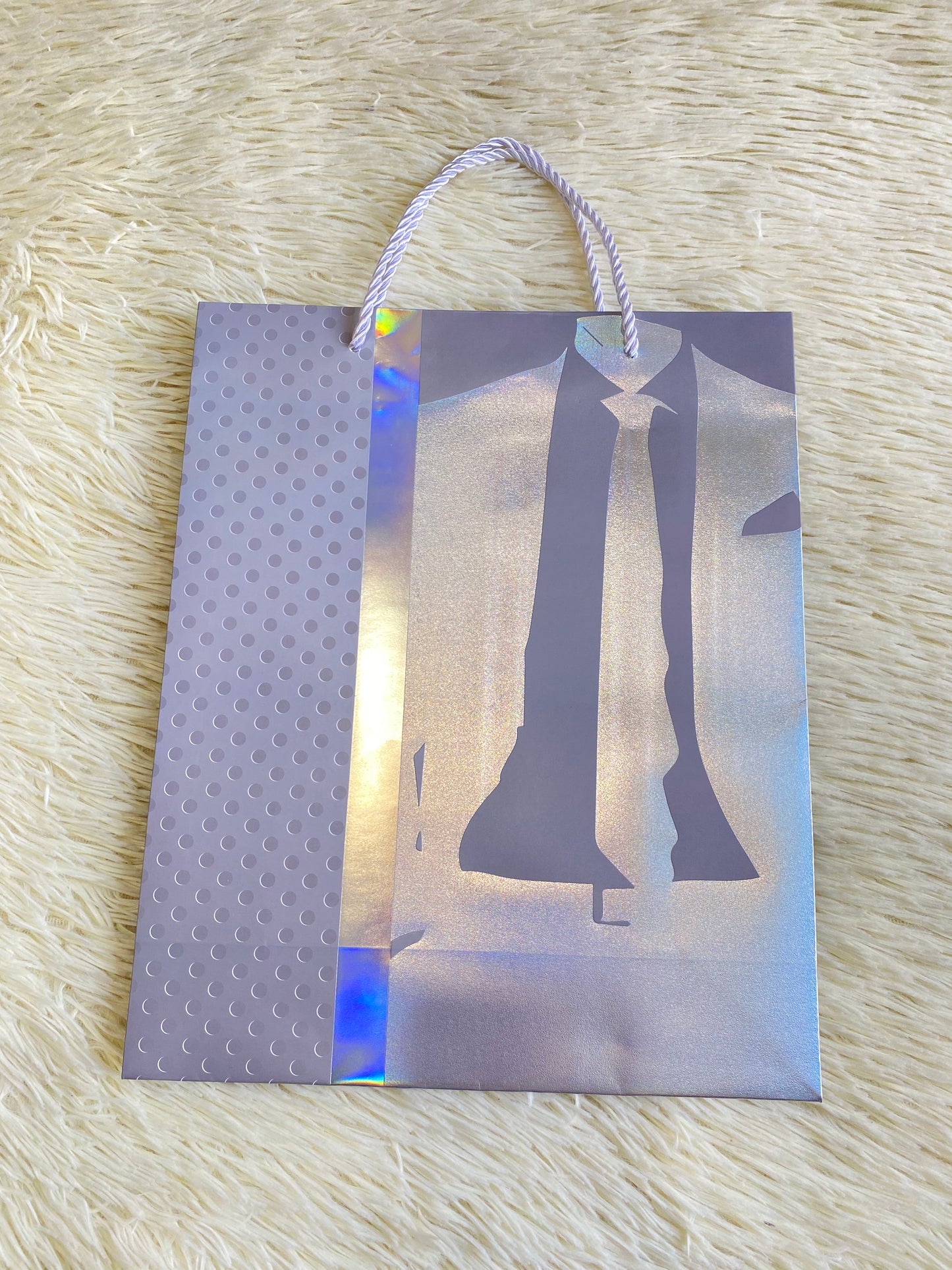 Shopping gris con traje gris brillante en el centro. MEDIANO