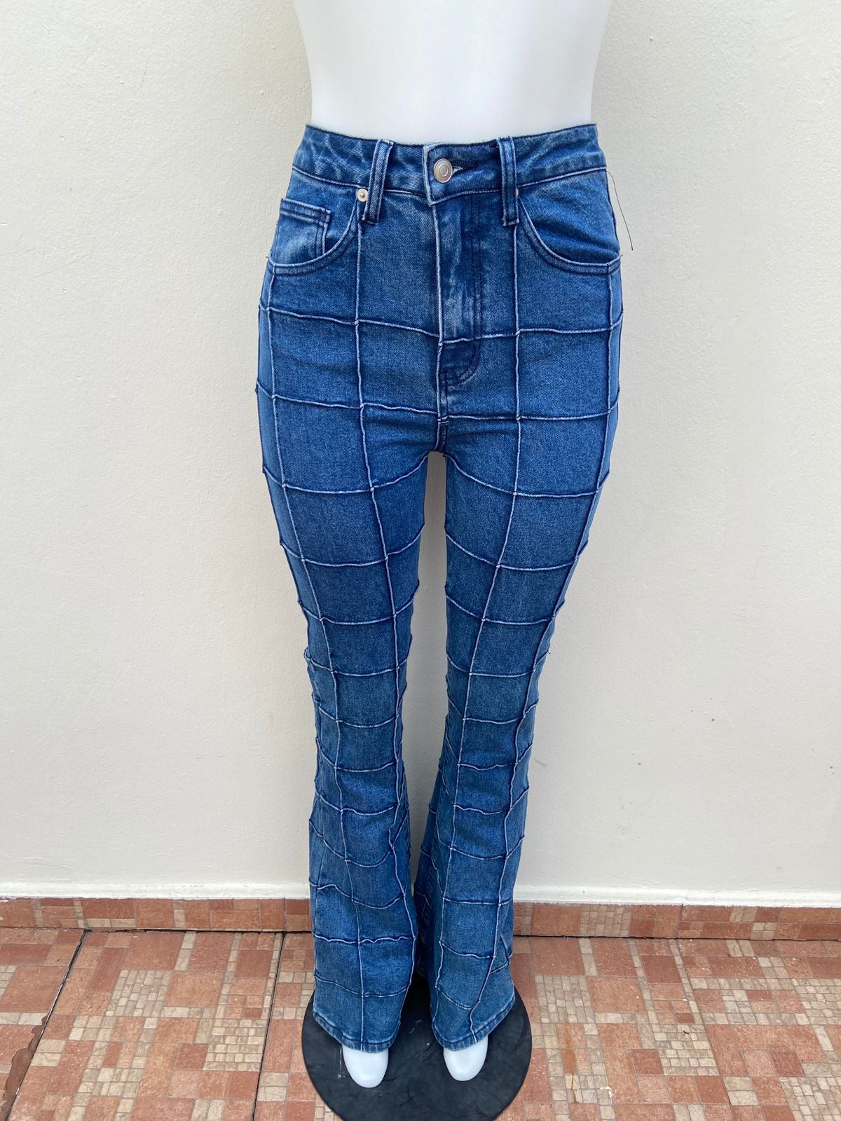 Pantalón jeans Fashion Nova original color azul oscuro con diseños de cuadros