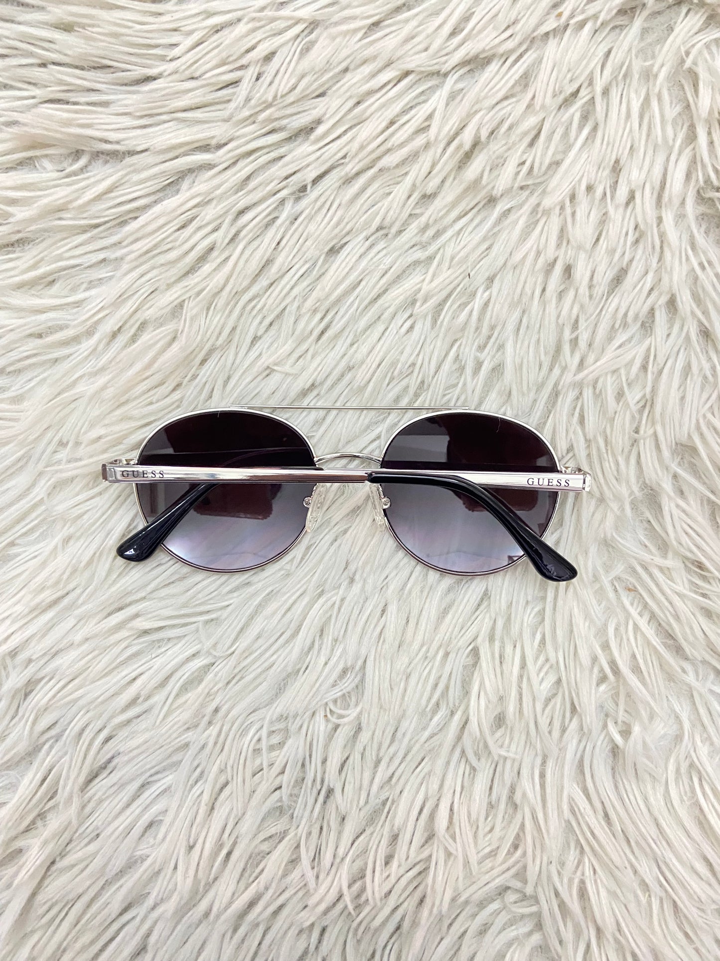 Lentes GUESS original, con protección UV 100-400 para proteger tu visión. Negro, montura plateada y micas oscuras.