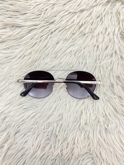 Lentes GUESS original, con protección UV 100-400 para proteger tu visión. Negro, montura plateada y micas oscuras.