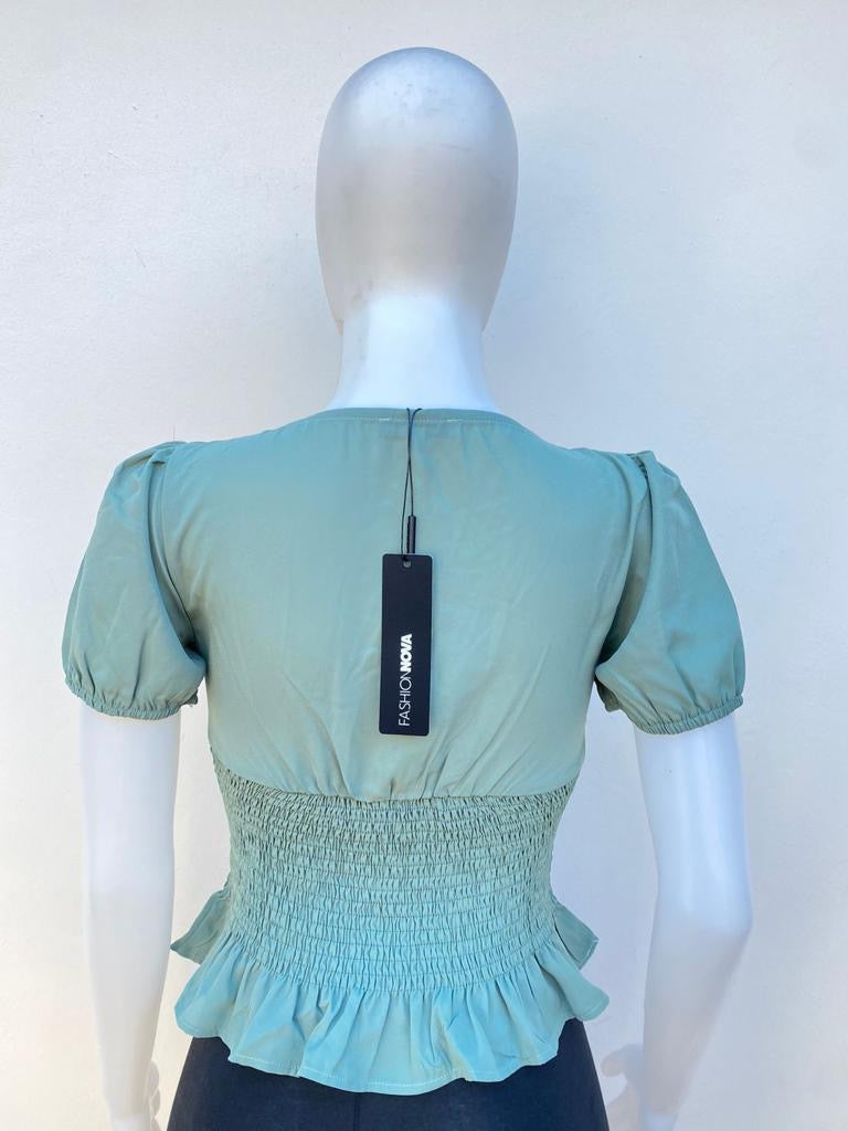 Top/ blusa Fashion Nova Original , color Sage , con tiras ajustadas y vuelos en la parte inferior ( verde opaco)