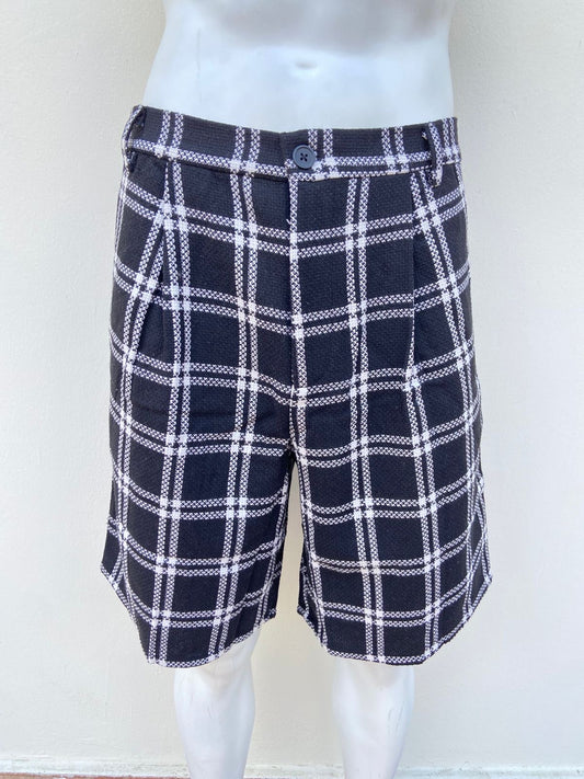Bermuda, negra con estampado de cuadros en color blanca.