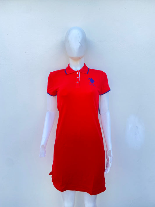 Vestido U.S POLO ASSN. original en color rojo con cuello y logotipo de la marca en color azul marino y número 3 en una manga en color blanco.