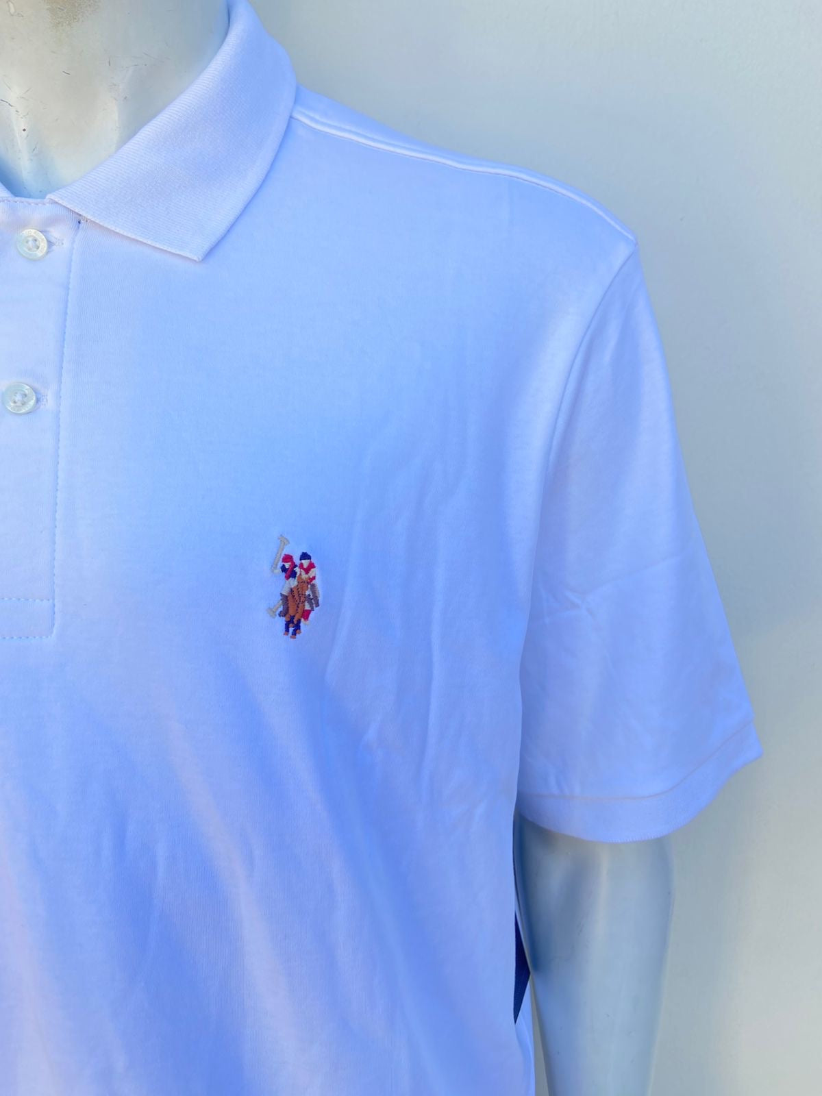 Polocher U.S POLO original, blanco liso con estampado de la marca en marrón.