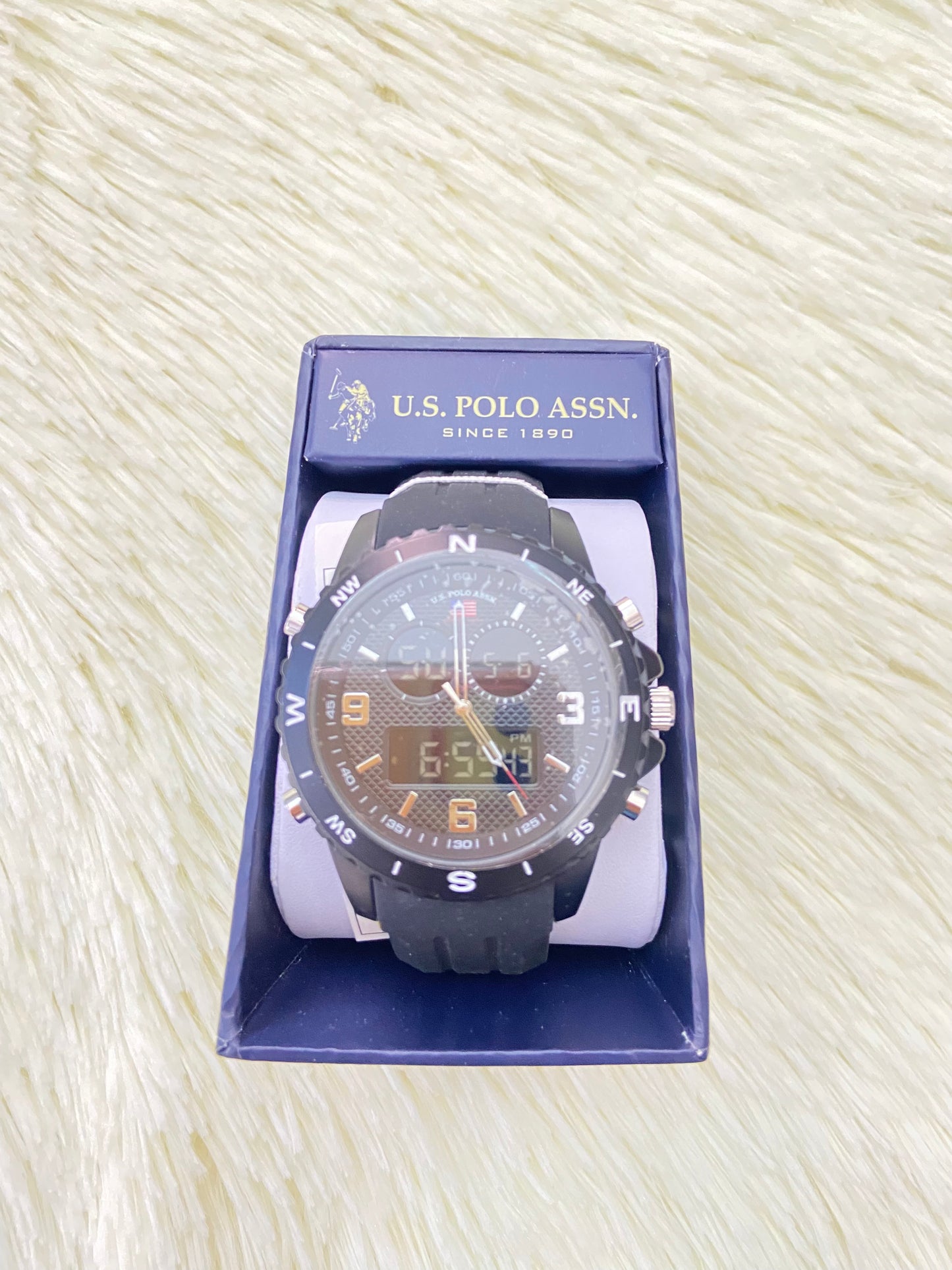 Reloj U.S POLO ASSN. SINDE 1890 original negro con detalles en color plateado.