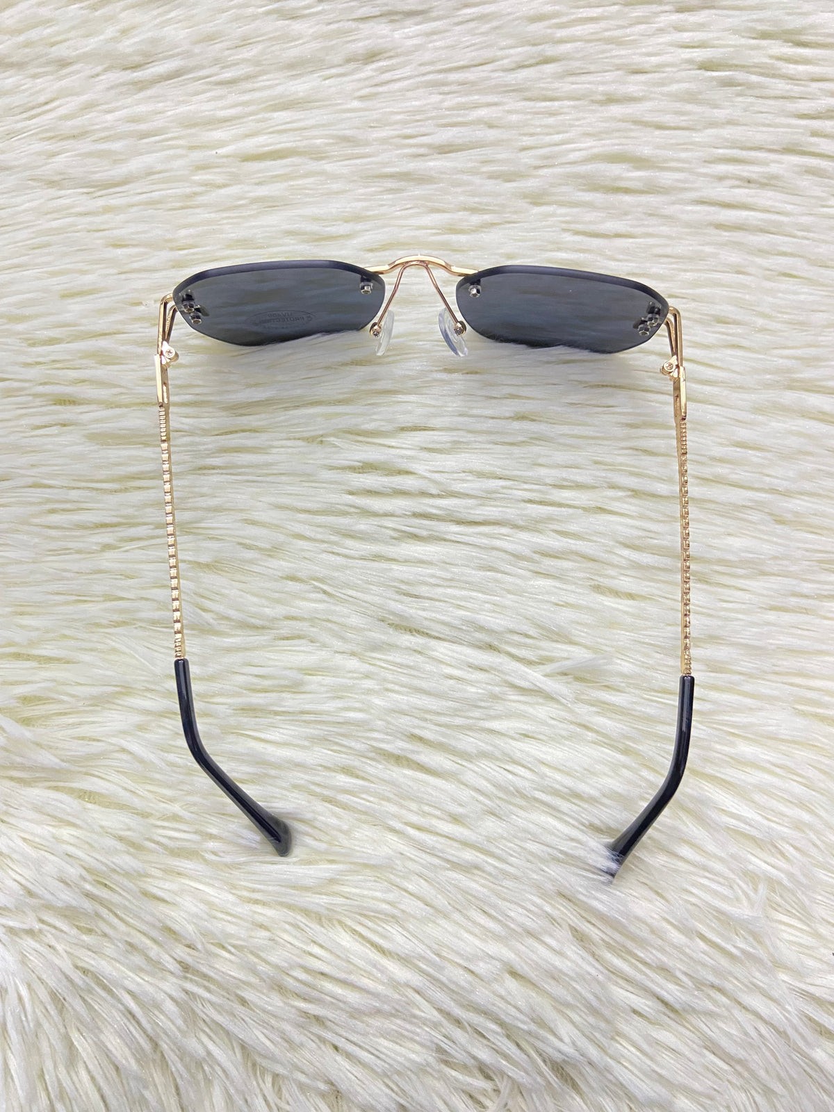 Lentes, negro con montura en color dorada, ovalados, más protección UV 400.