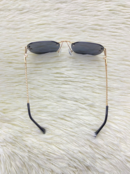 Lentes, negro con montura en color dorada, ovalados, más protección UV 400.