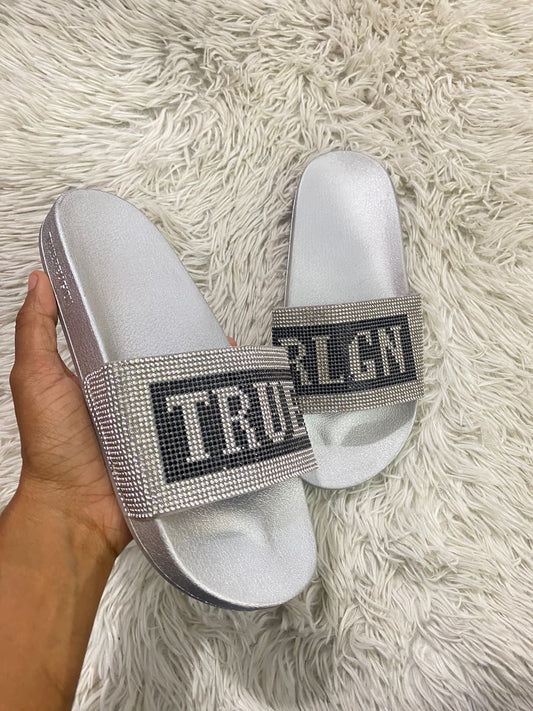 Sandalias True Religion original plateada con negro y lentejuelas.