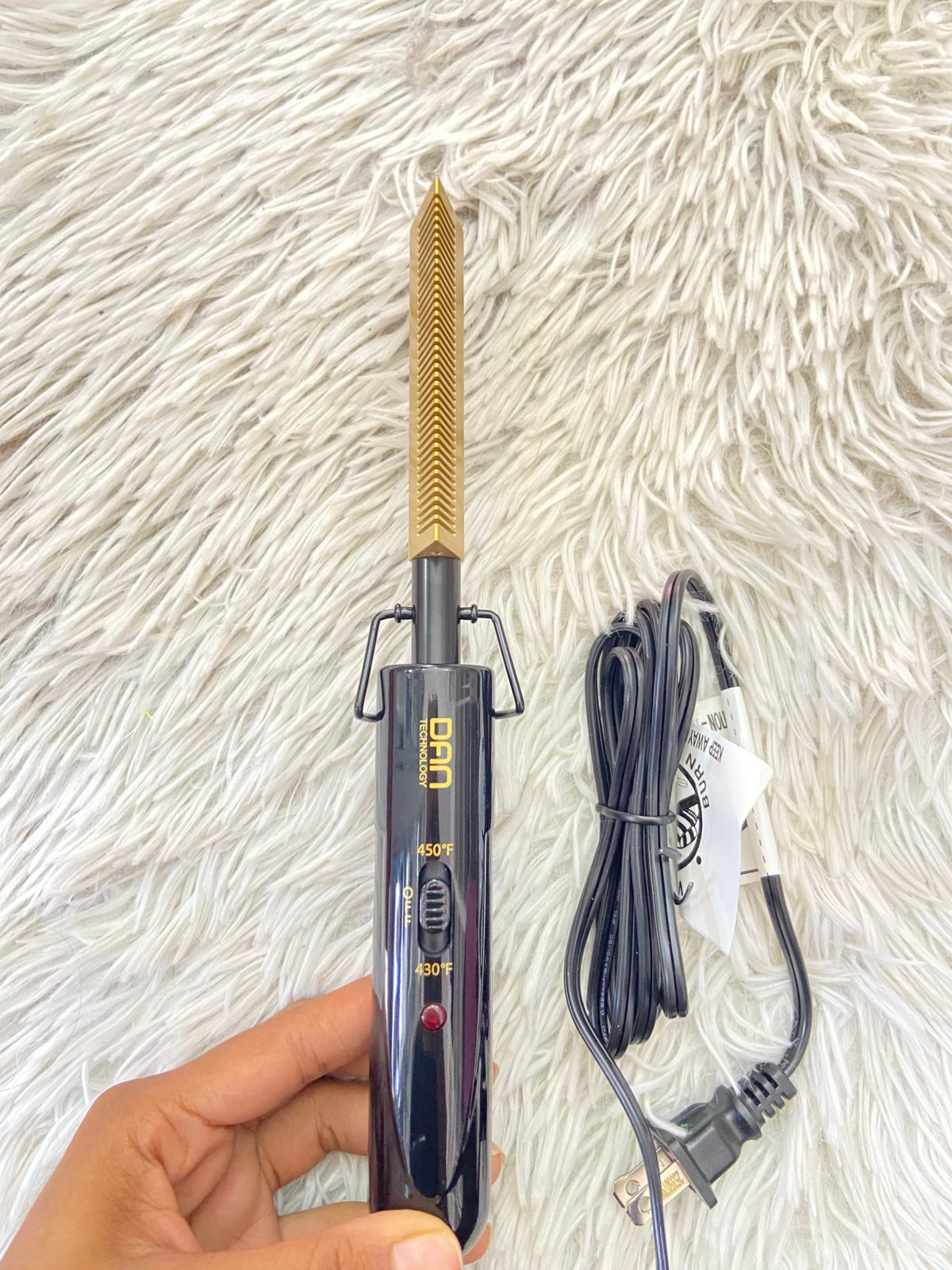 Peine caliente DAN TECHNOLOGY original, ✨ 450°F de calor alto
✨ Tecnología cerámica para un acabado más suave
✨ Calienta en solo 30 segundos
✨ Voltaje dual (ideal para viajes)
✨ Cable giratorio 360° para mayor comodidad