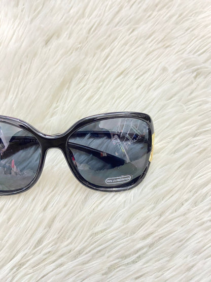 Lentes con montura en forma de V dorado. Con protección 100% UV