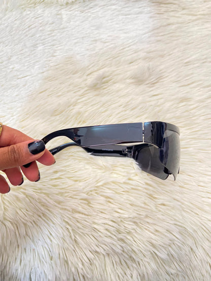 Lentes, negro con montura gruesa y protección UV 100%.