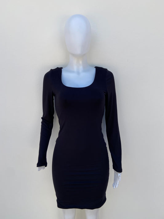 Vestido negro liso manga larga.