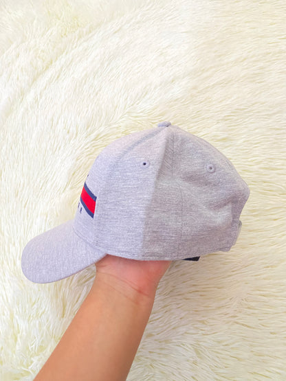 Gorra TOMMY HILFIGER original, gris con banda y nombre de la marca al frente. Ajustable atrás.