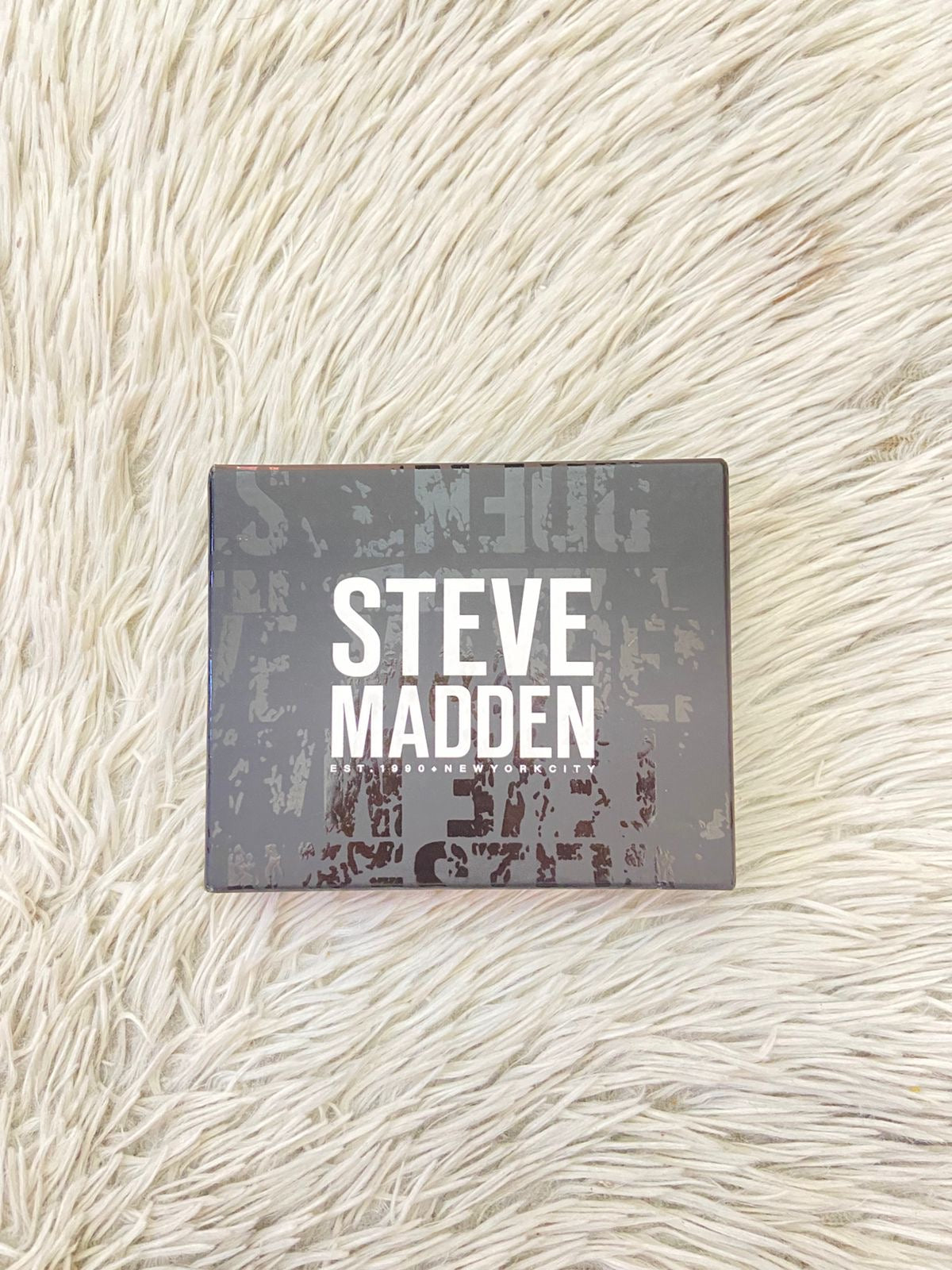 Billetera Steven Madden Original en color negra con varios compartimentos