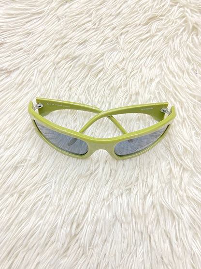 Lentes diseñados con protección UV 100-400 para proteger tu visión. Verde con micas negras.