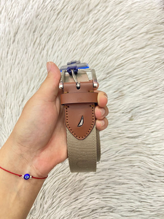 Correa NAUTICA Original, en color crema (beige) y marron con letras de la marca repetido y evilla plateada.