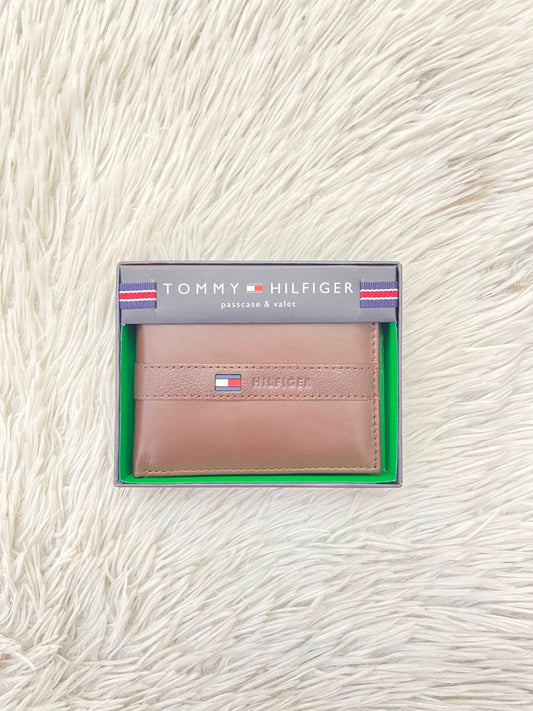 Billetera TOMMY HILFIGER Original en color marrom con logotigo de la marca y letra hilfiger al frente