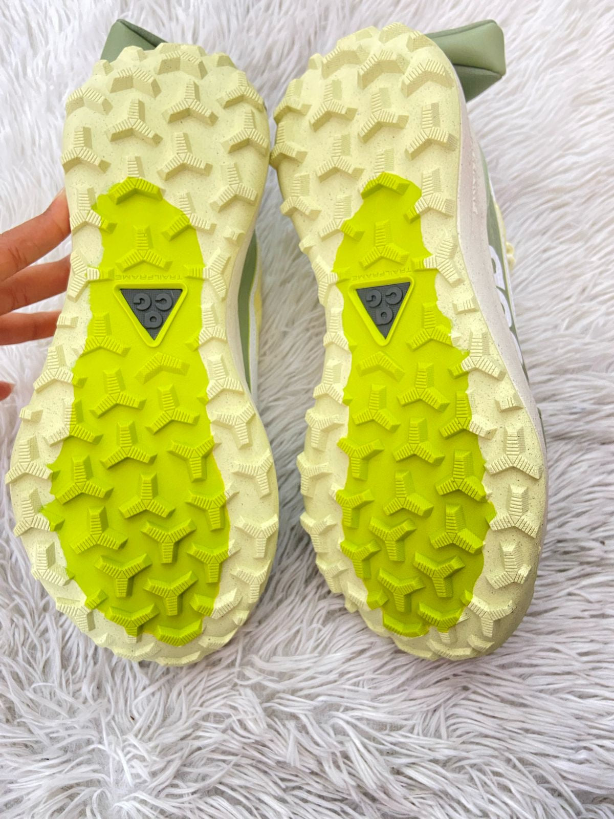 Tenis Nike Original verde con amarillo, con pequeño bulto con zipper