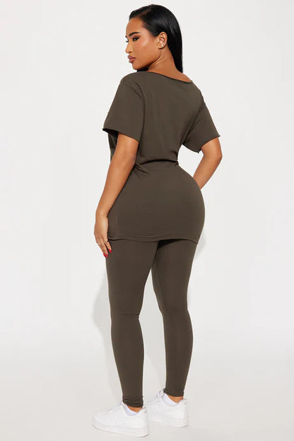 Conjunto, verde oliva con letras en color rojo TRUTH OVER  DOUBT ( La Verdad por encima de la duda)