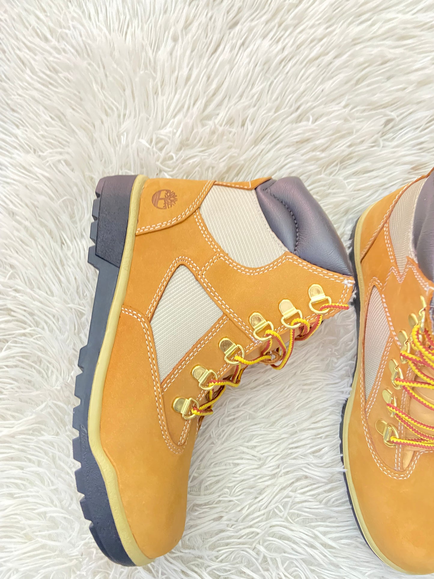 Botas TIMBERLAND original marron con suela en color negro y crema y logotipo de la marca al lado y en frente.