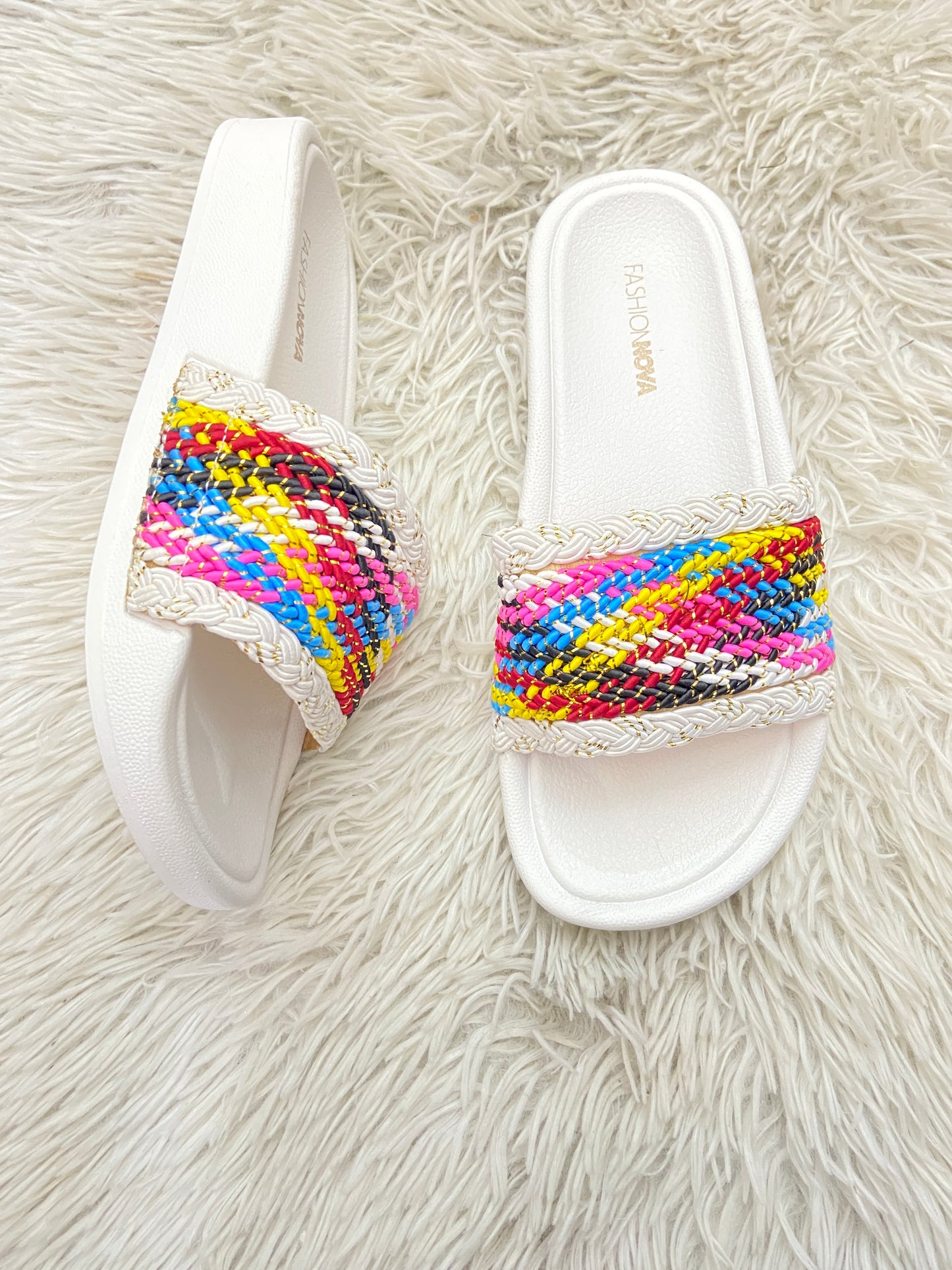 Sandalias, blancas con bordado multicolor y detalles dorados.