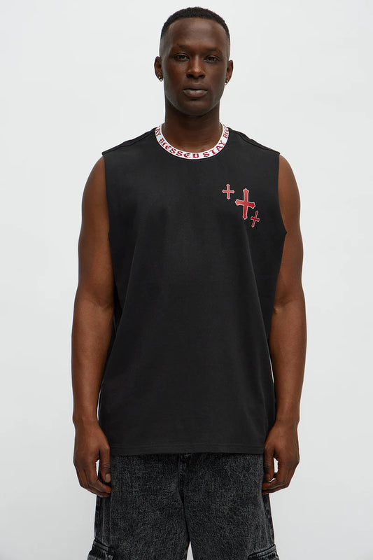 Franela, negra con estampado de cruces en la parte izquierda en color rojo.