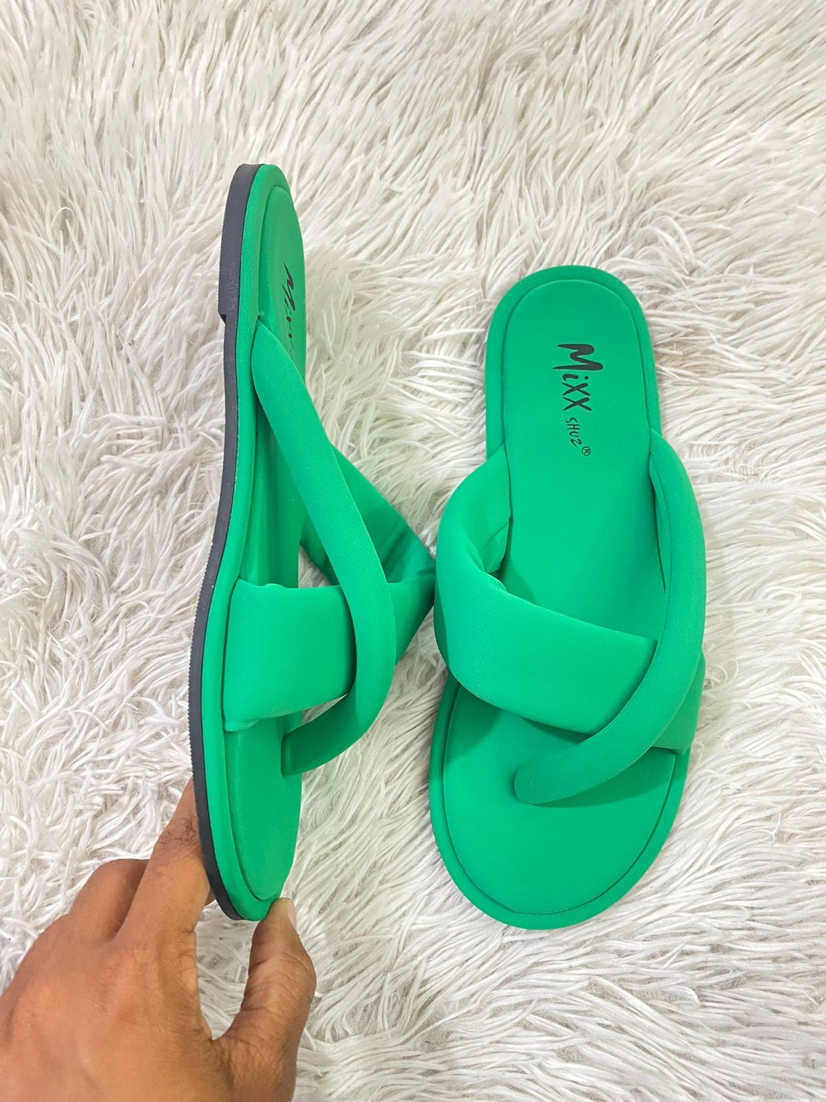 Sandalias MIXX original verde con correa cruzada.