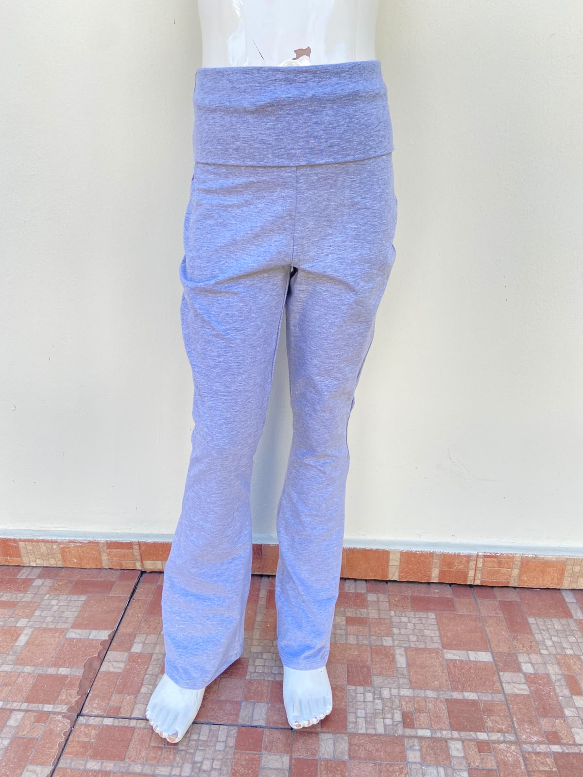 Legging en color gris lisa con doblado en la cintura y campana abajo.