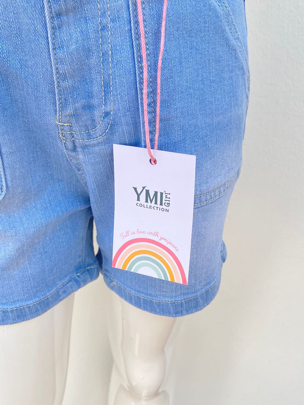 Short YMI original azul claro liso, con bolsillos en los lados.