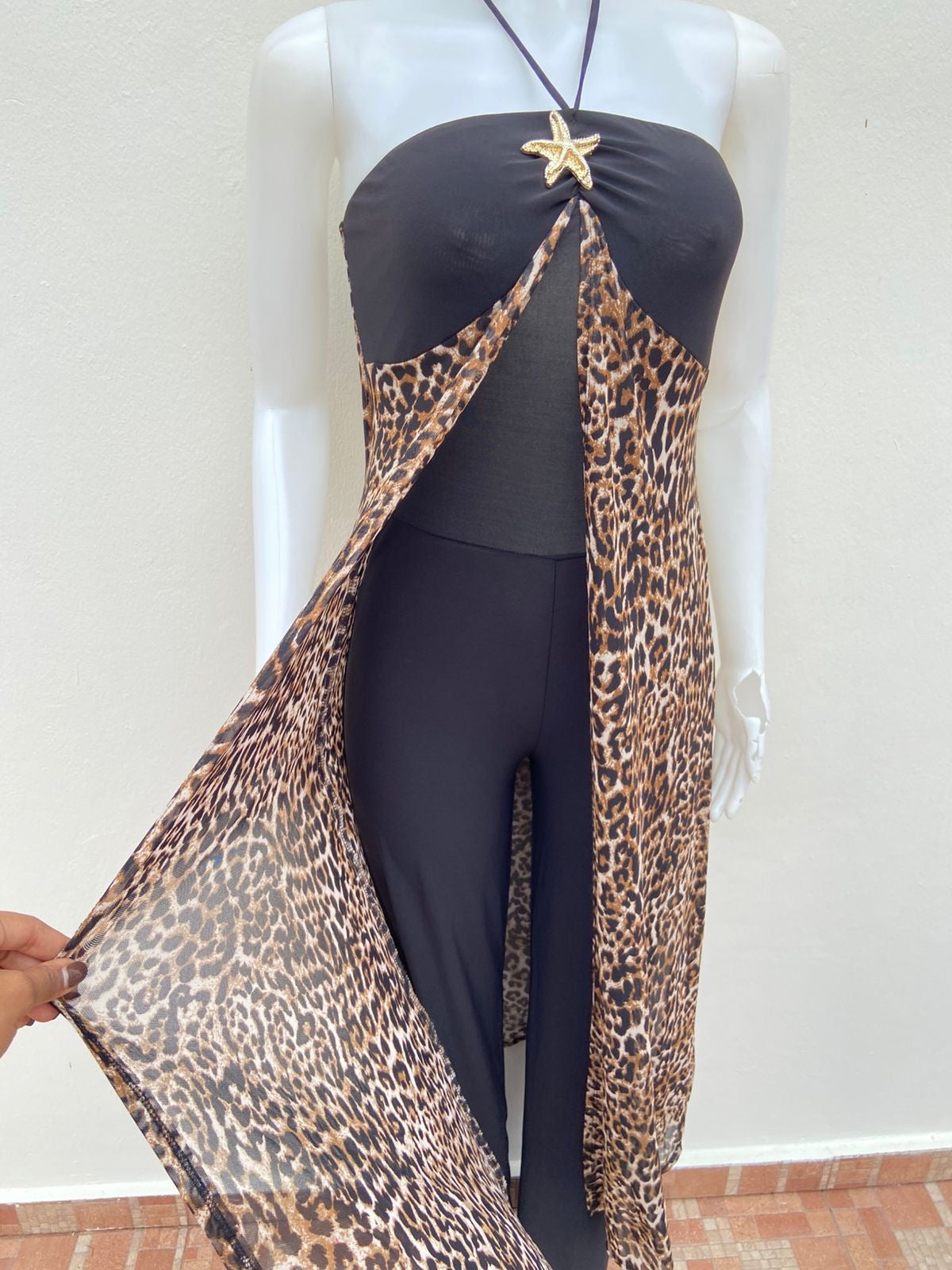 Enterizo/ Jumpsuit, negro con estampado de animal print y estrella en frente.