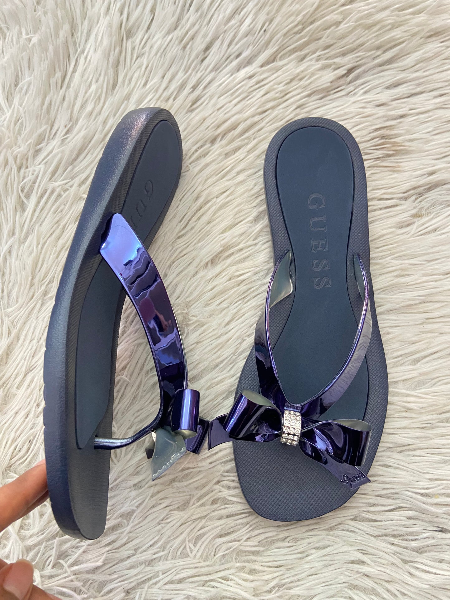 Sandalias GUESS original, azul marino con lazos en frente en color azul y plateado.