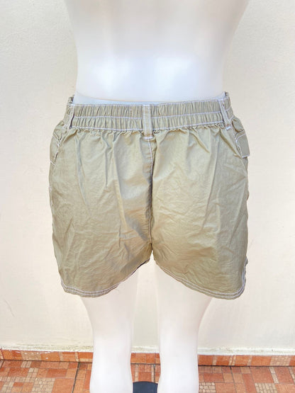 Short NO COMMENT original verde opaco, impermeable.
