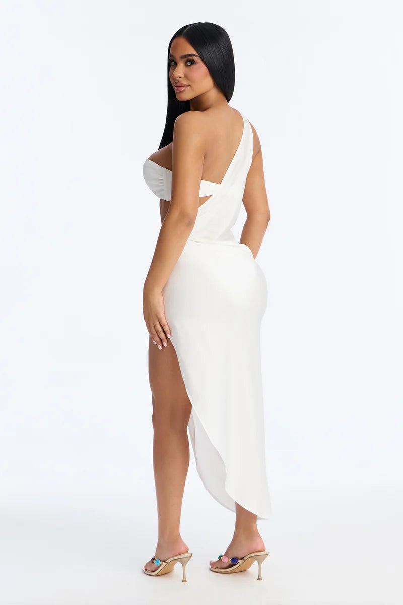 Biquini, blanco con placas en color dorado, strapless más cover up, 3 piezas.