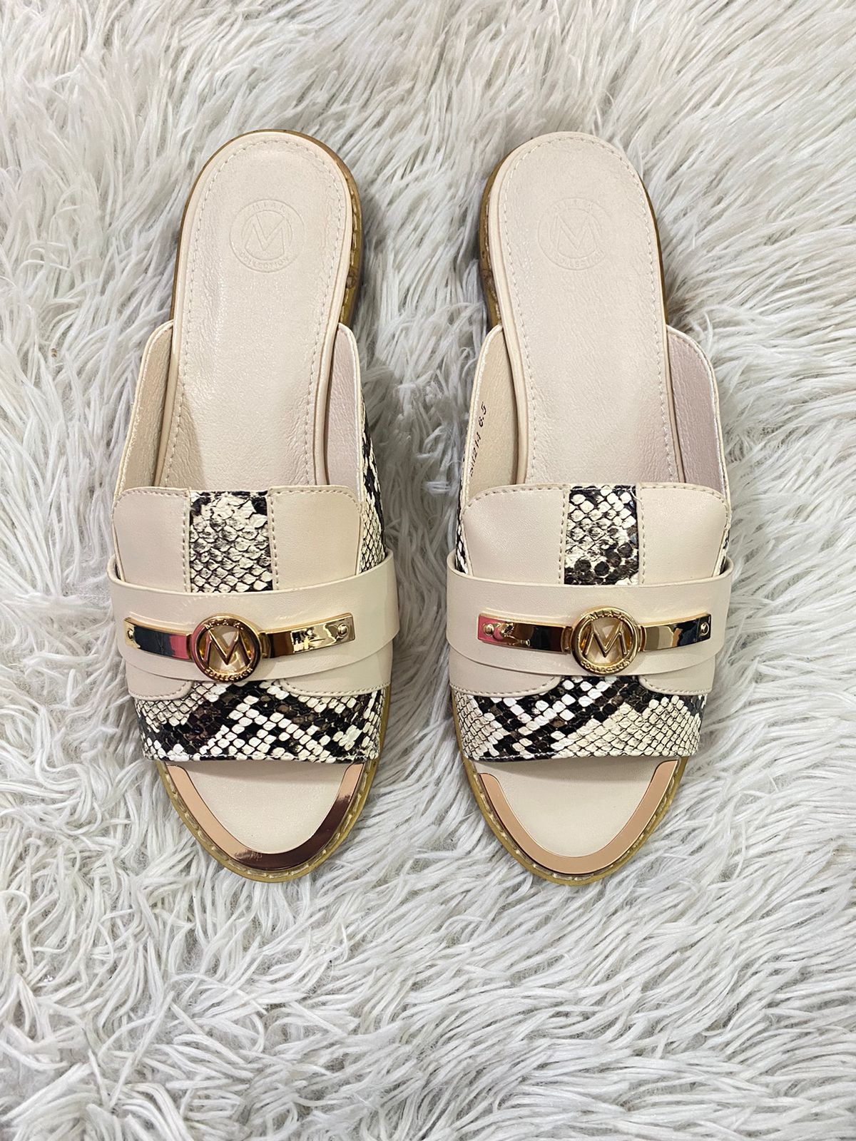 Sandalias MIAK COLLECTION original crema con animal print y detalles dorados.