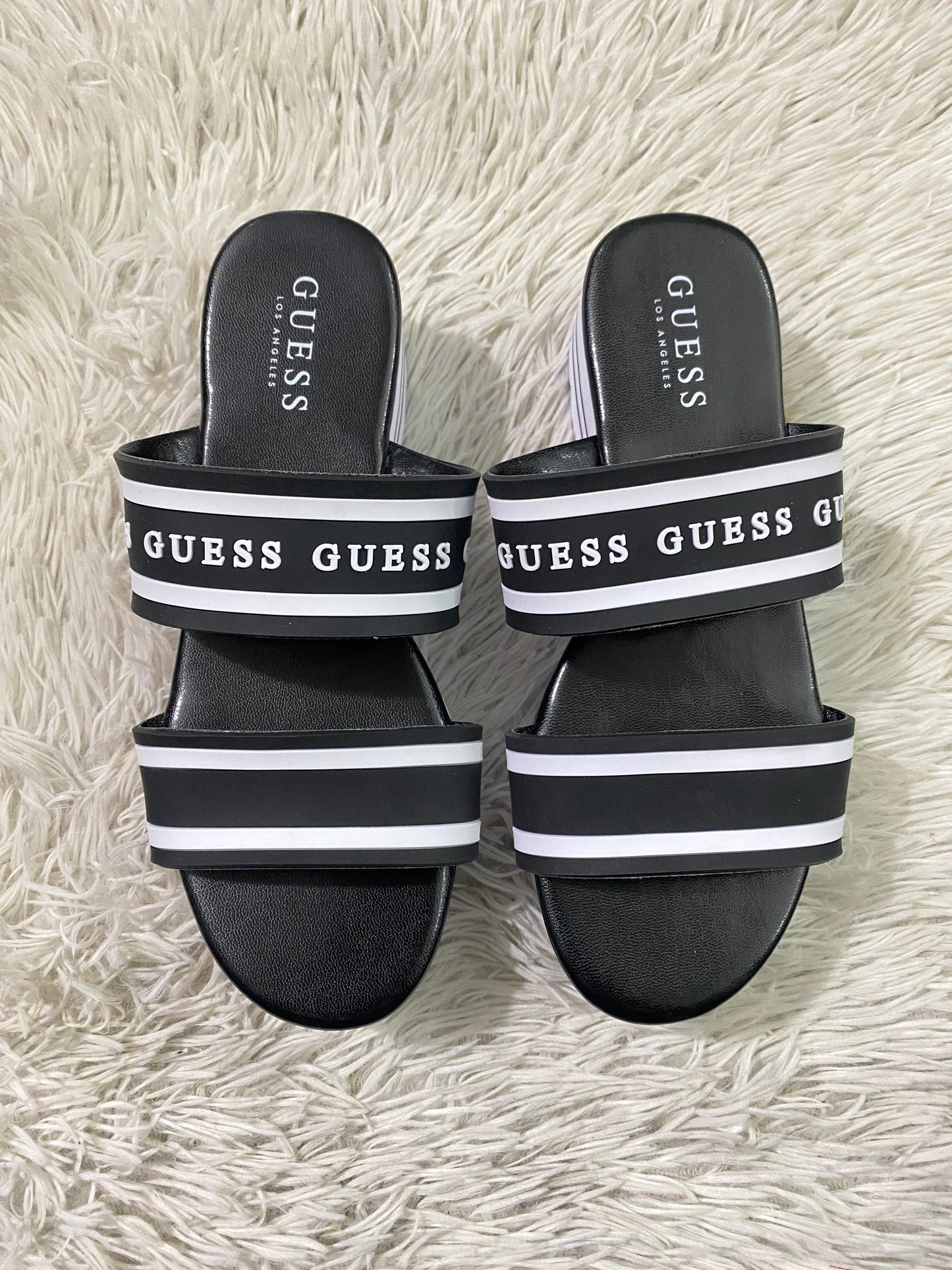 Sandalias Guess original, negra con blanco, de plataforma con letras de la marca en blanco.