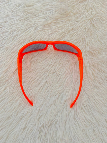 Lentes, diseñados con protección UV 100-400 para proteger tu visión. Naranja con micas de color negro.
