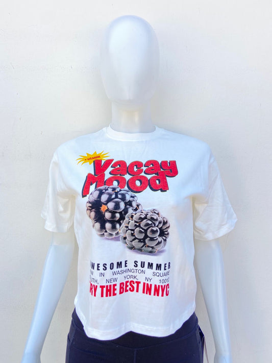 T-Shirt ZARA Original con diseño de mora y letra grande en color rojo VACAY MOOD y mas al frente.