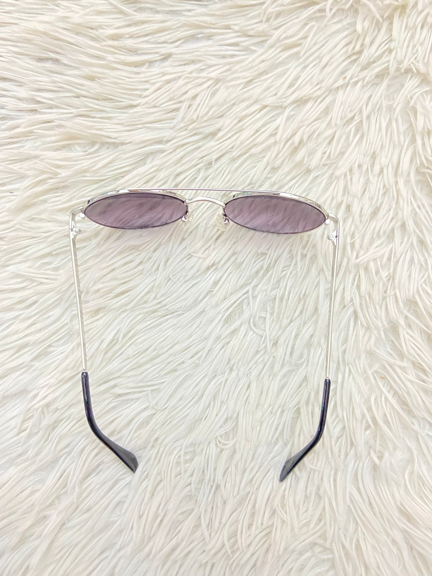 Lentes GUESS original, con protección UV 100-400 para proteger tu visión. Negro, montura plateada y micas oscuras.